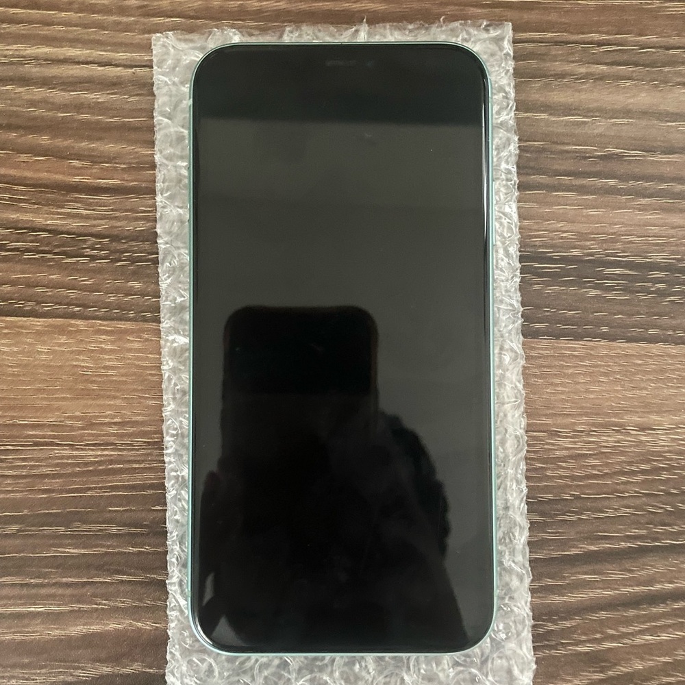 Refurbished IPHONE 11 (mint green)